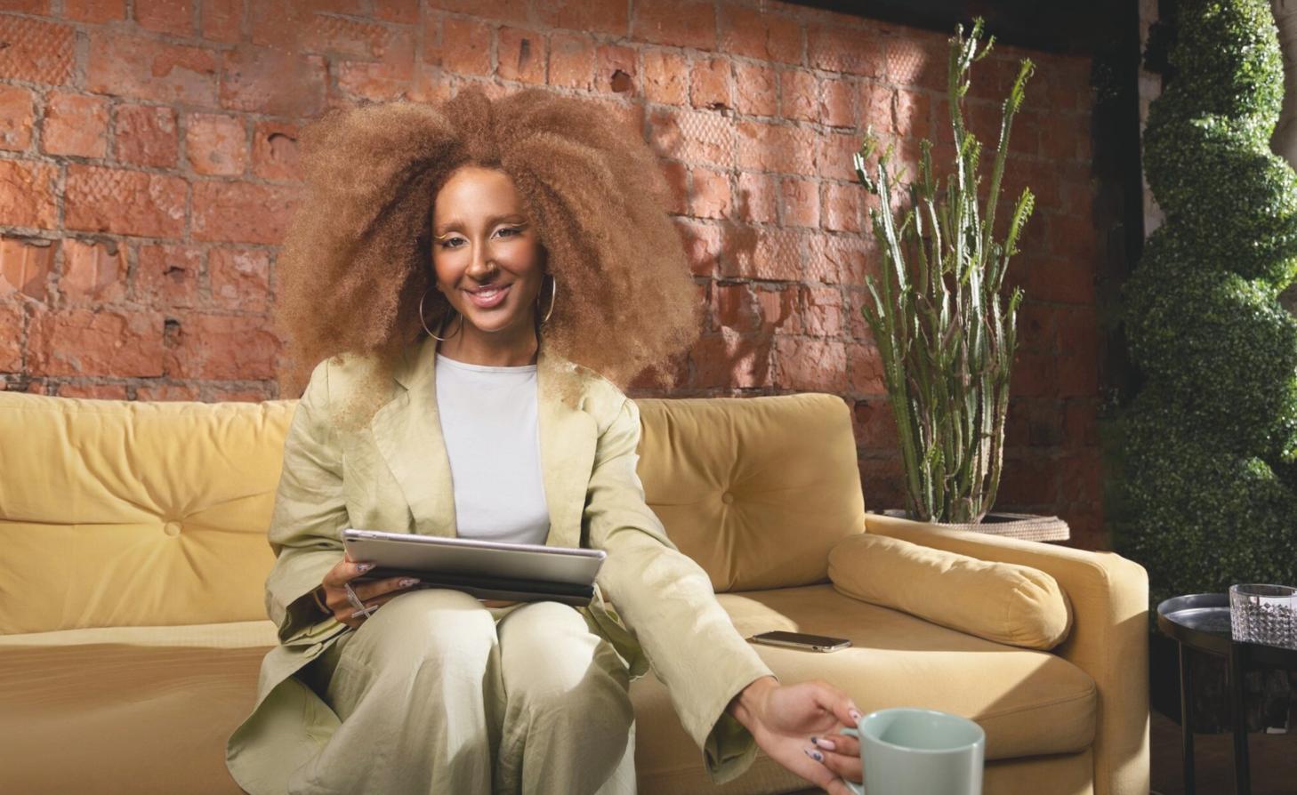 Spazio meditazione domestico con luce naturale