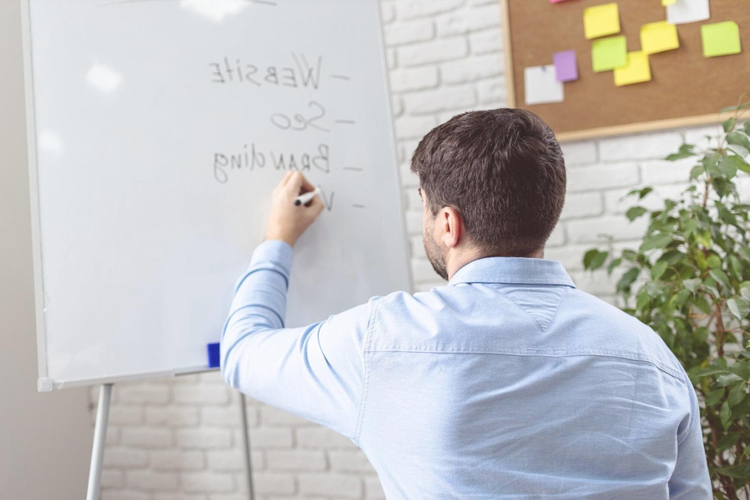 Ambiente meditativo domestico con elementi naturali