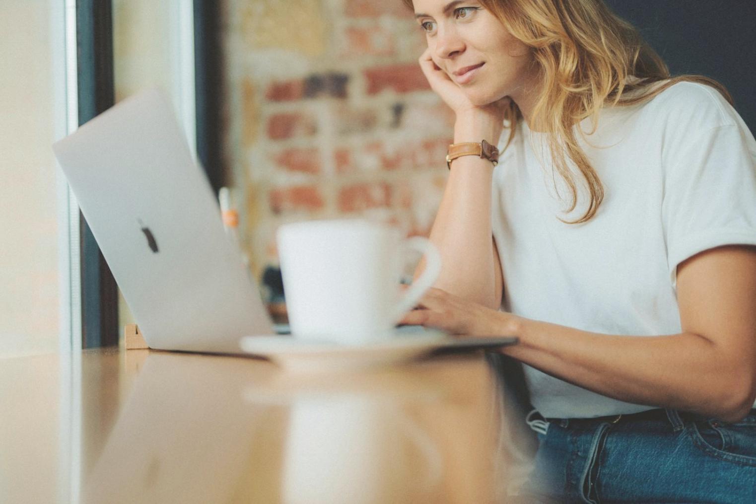 Ambiente sereno per la pratica meditativa con spazio dedicato alla riflessione personale